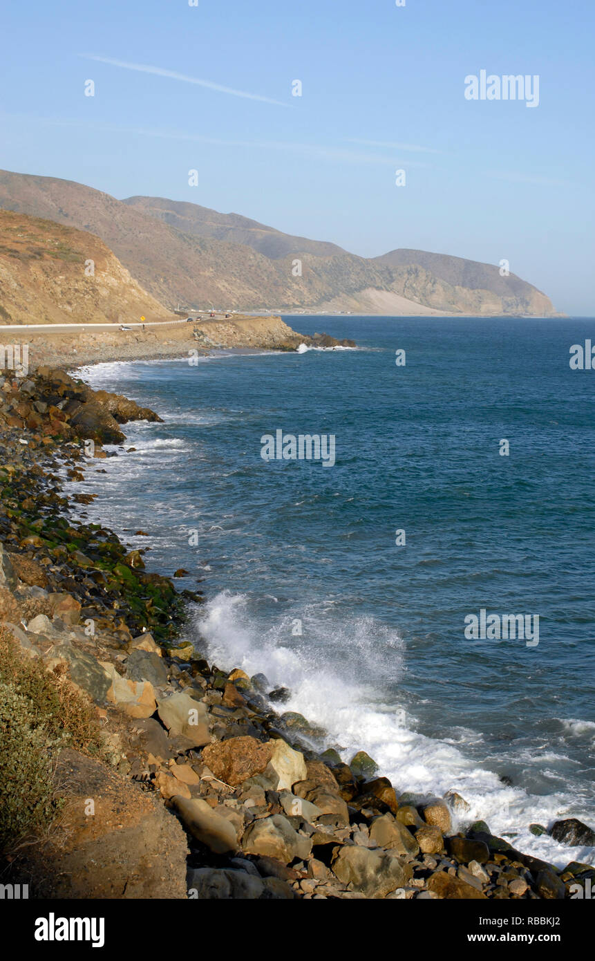 Vertical image montrant l'océan Pacifique côte le long de l'Autoroute de la côte pacifique à Point Mugu, Californie, situé entre l'Oxnard et Malibu. Banque D'Images