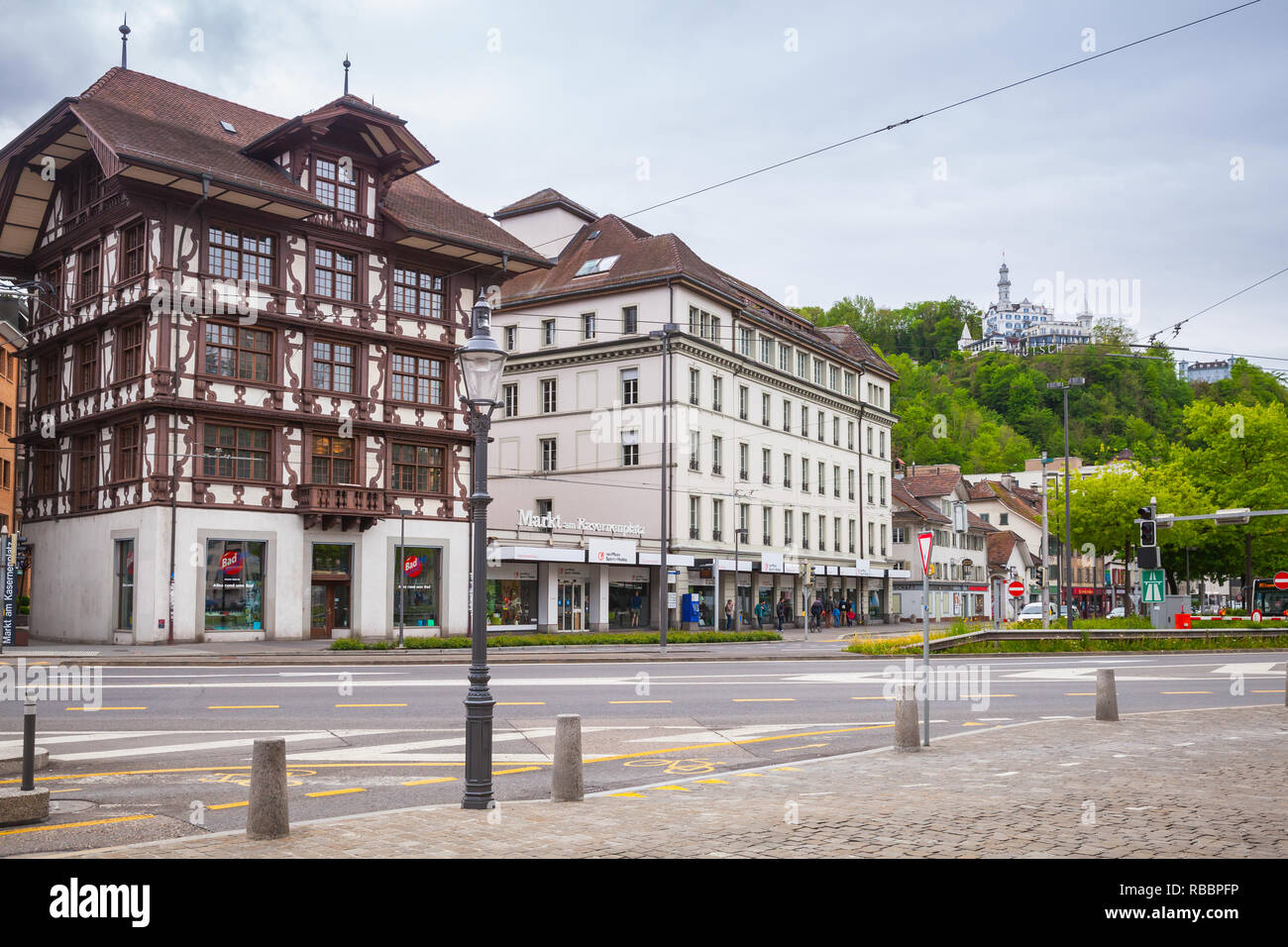 Lucerne, Suisse - le 7 mai 2017 : paysage urbain de la ville de Lucerne, Suisse les gens ordinaires à pied la rue Banque D'Images