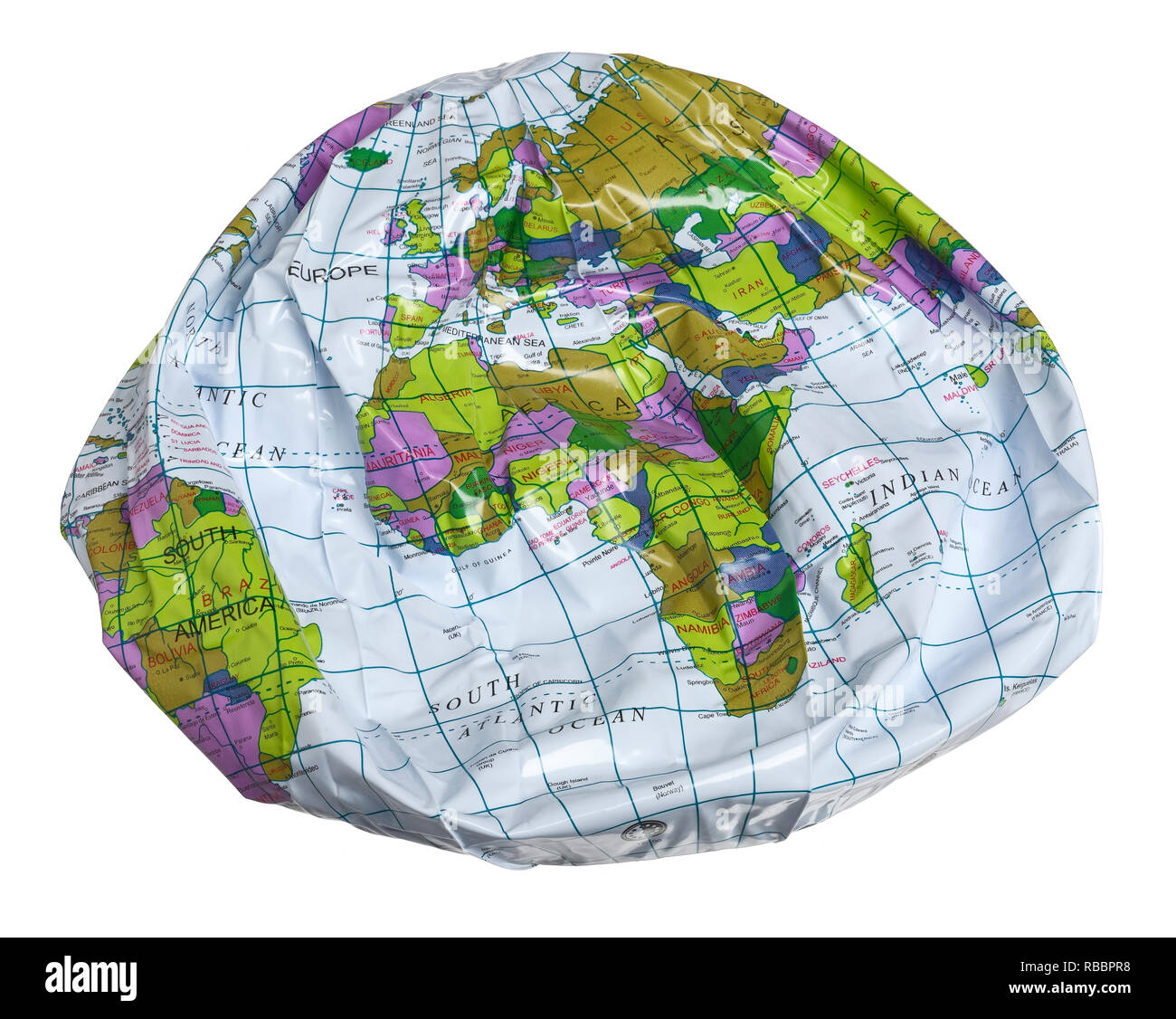 Un globe gonflable dégonflé montrant l'Europe et l'Afrique Banque D'Images