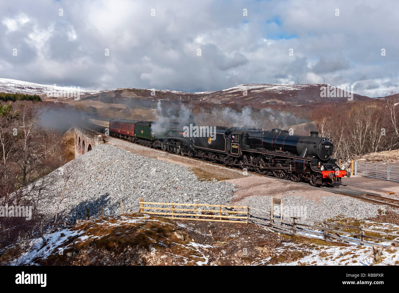 Le Nord en-tête avec double vapeur britannique cinq noir n° 45407 et A4 60009 Union de l'Afrique du Sud Est en direction du sud sur la ligne des Highlands à Slochd Banque D'Images