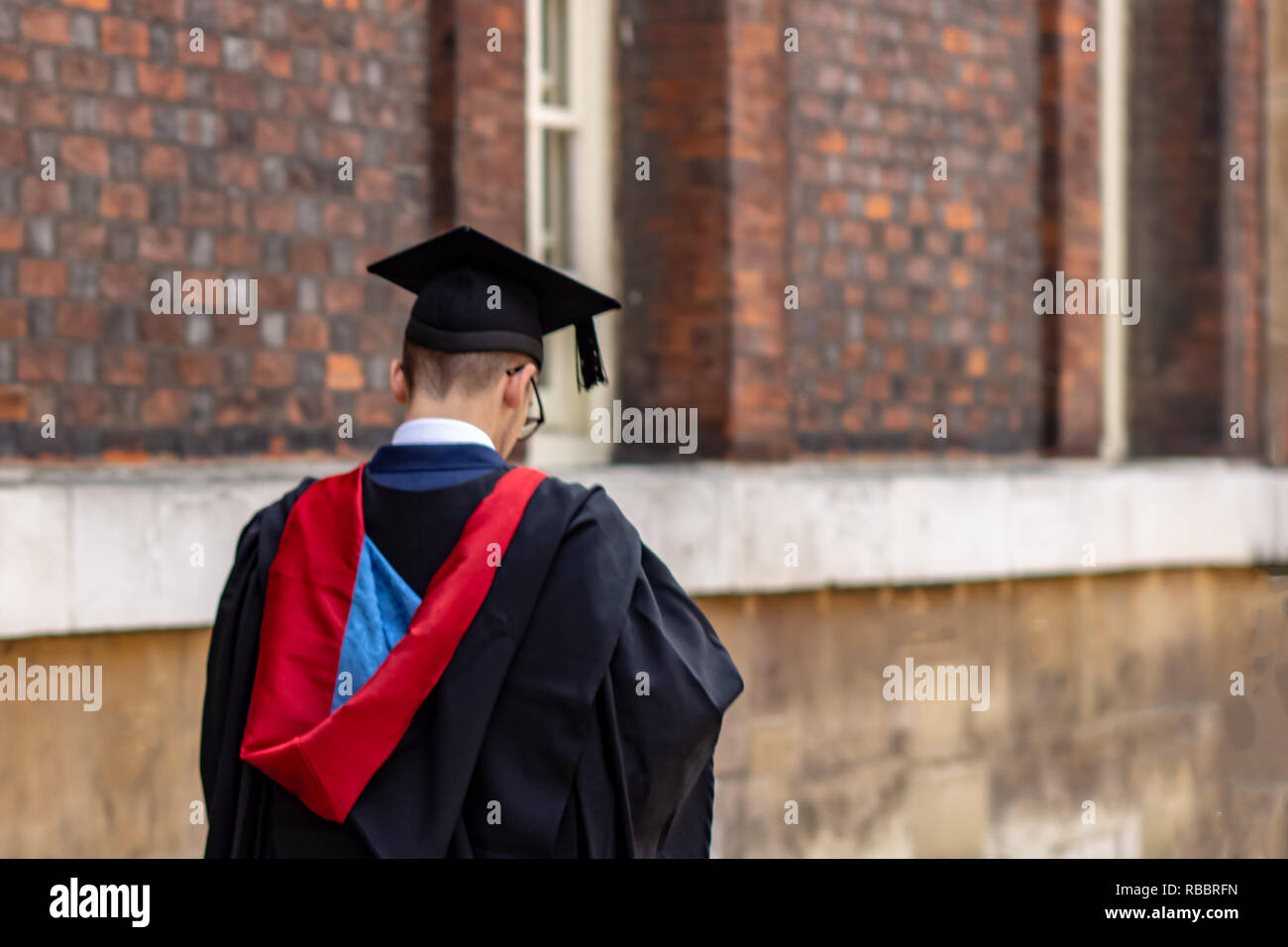 Graduate student wearing graduation hat man et une blouse à camp université Banque D'Images