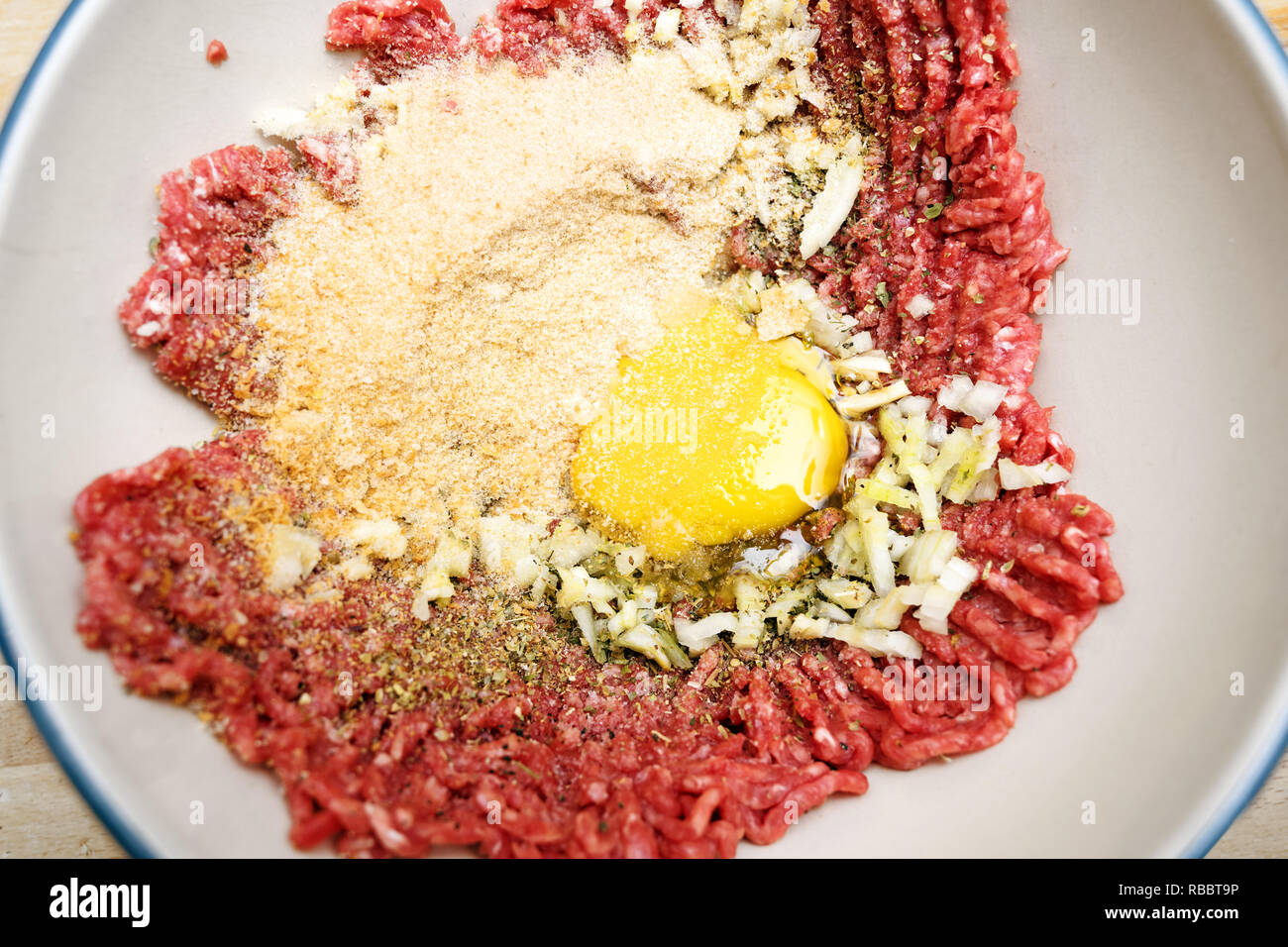 La viande hachée avec l'oeuf, la chapelure et les épices dans un bol  d'au-dessus, pour la préparation des boulettes de viande, de discussion  sélectionné Photo Stock - Alamy