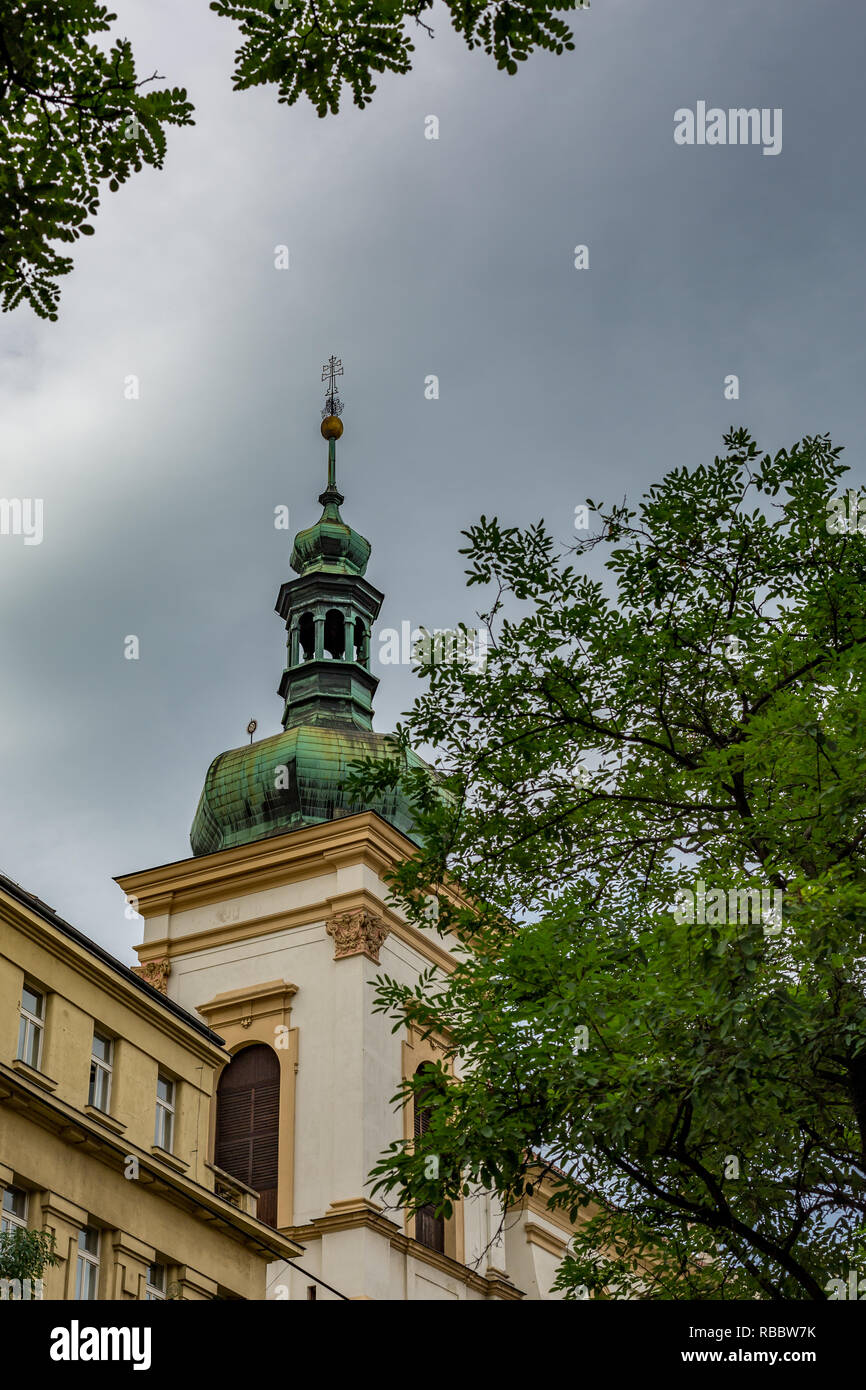 Artistique incroyable de détails architecturaux d'une tour d'immeuble résidentiel avec patine bronze dans le vieux centre de Prague, en République tchèque, ciel nuageux s Banque D'Images