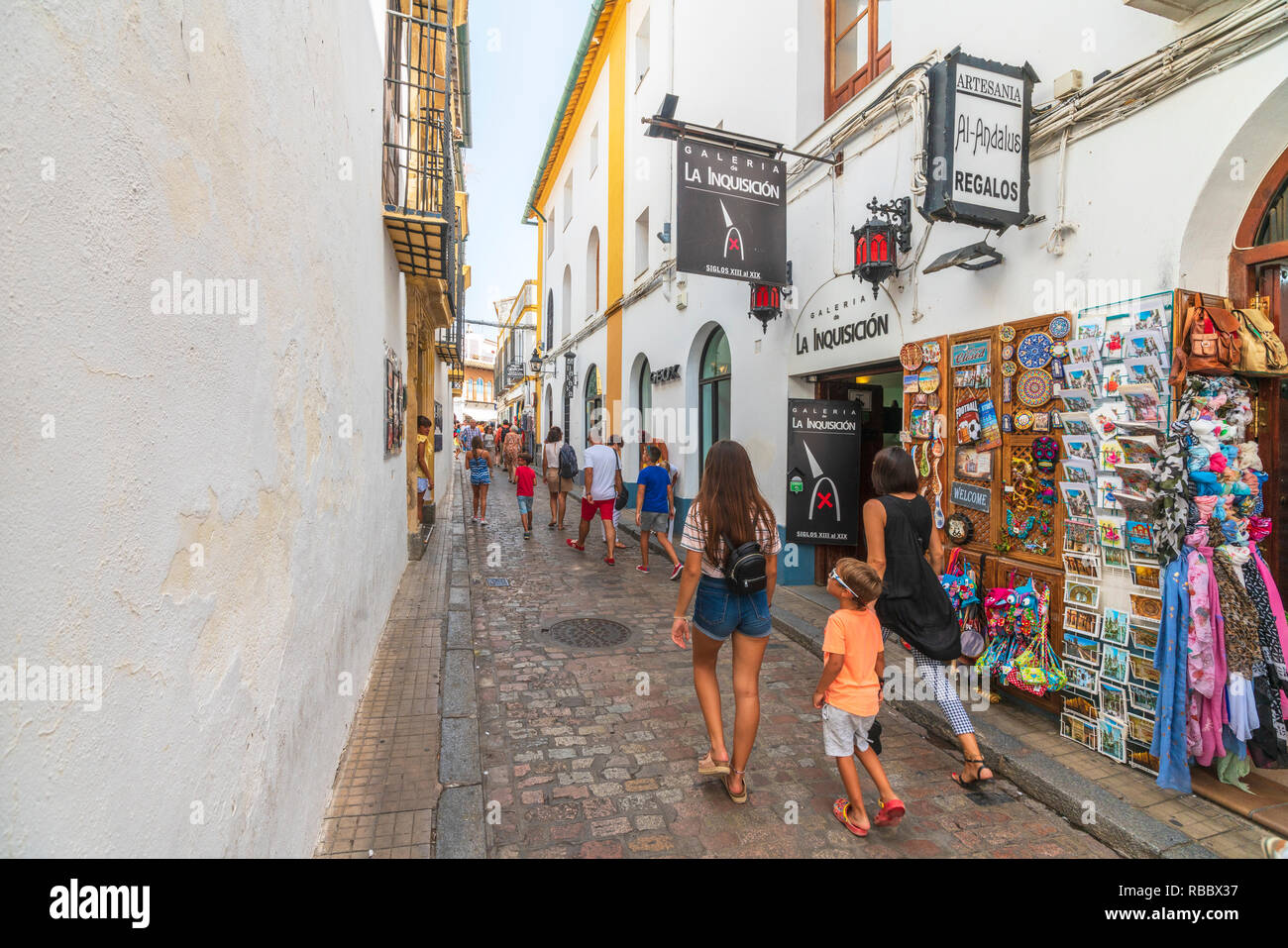 Les touristes à pied dans les ruelles de la vieille ville parmi les boutiques de souvenirs et restaurants typiques, Cordoue, Andalousie, Espagne Banque D'Images