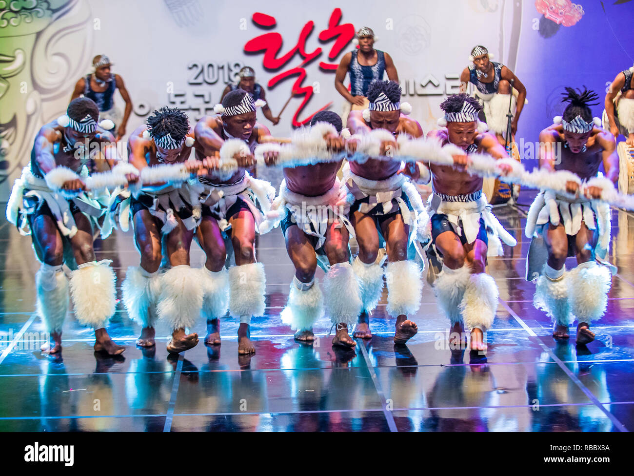 Des danseurs sud-africains d'Amazebra folklore Dance ensemble se produisent au festival de la danse maskdance qui s'est tenu à Andong, en Corée du Sud Banque D'Images