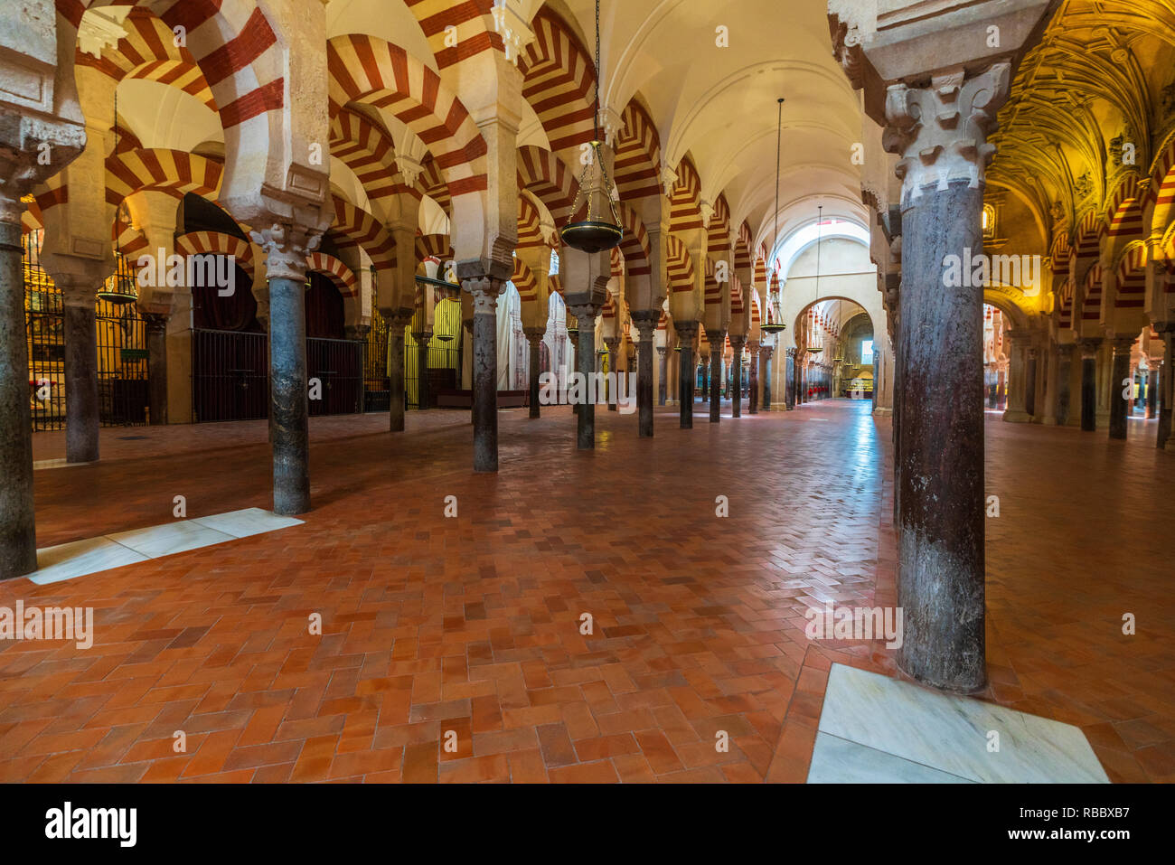 Arcades et colonnes décorées dans le style mauresque, Mezquita-Catedral (Grande Mosquée de Cordoue), Cordoue, Andalousie, Espagne Banque D'Images