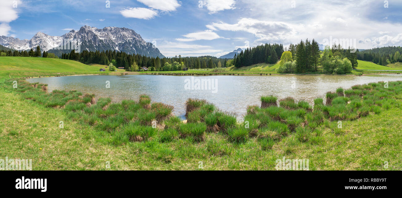 Paysage panoramique sur le lac et les montagnes du Karwendel en Bavière Banque D'Images