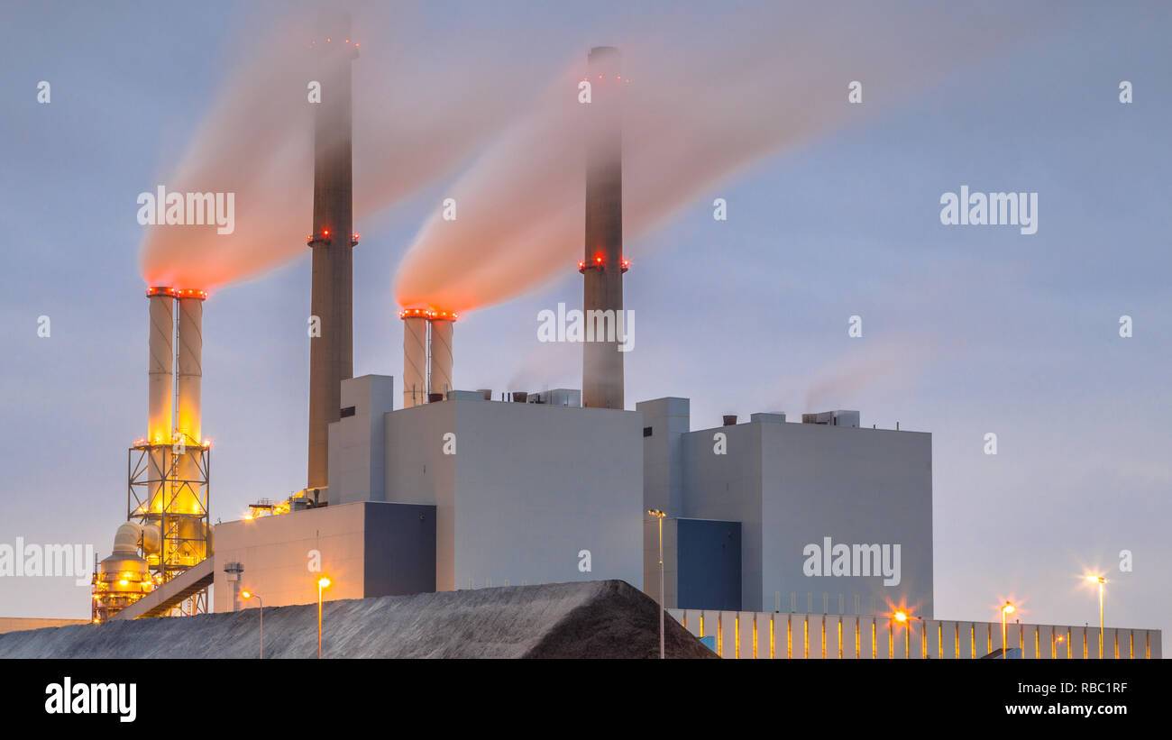 By détail électricité power plant à Europoort avec en premier plan d'approvisionnement, Maasvlakte Rotterdam Pays-Bas Banque D'Images