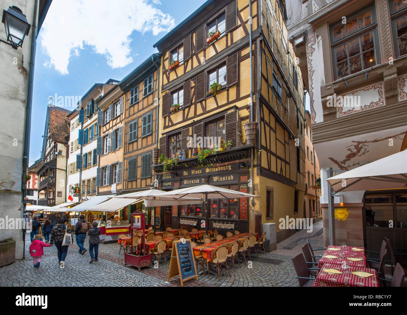 Cafés dans le vieux centre-ville. Strasbourg, France Banque D'Images
