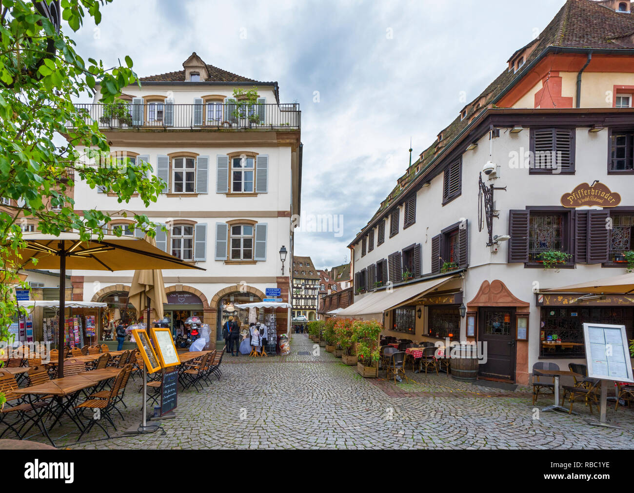 Cafés dans le vieux centre-ville. Strasbourg, France Banque D'Images