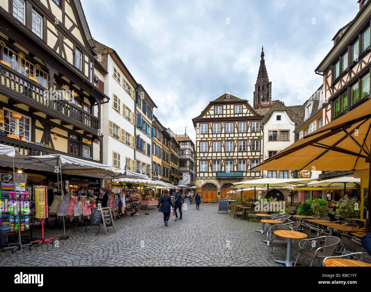 Cafés dans le vieux centre-ville. Strasbourg, France Banque D'Images