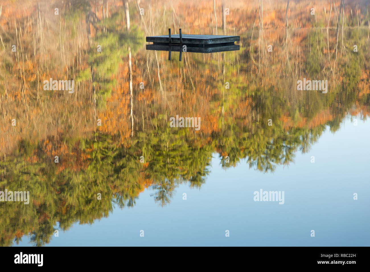 Un trou de natation de la Nouvelle-Angleterre lors d'une journée d'automne colorée. Banque D'Images Un trou de natation de la Nouvelle-Angleterre lors d'une journée d'automne colorée. Banque D'Images