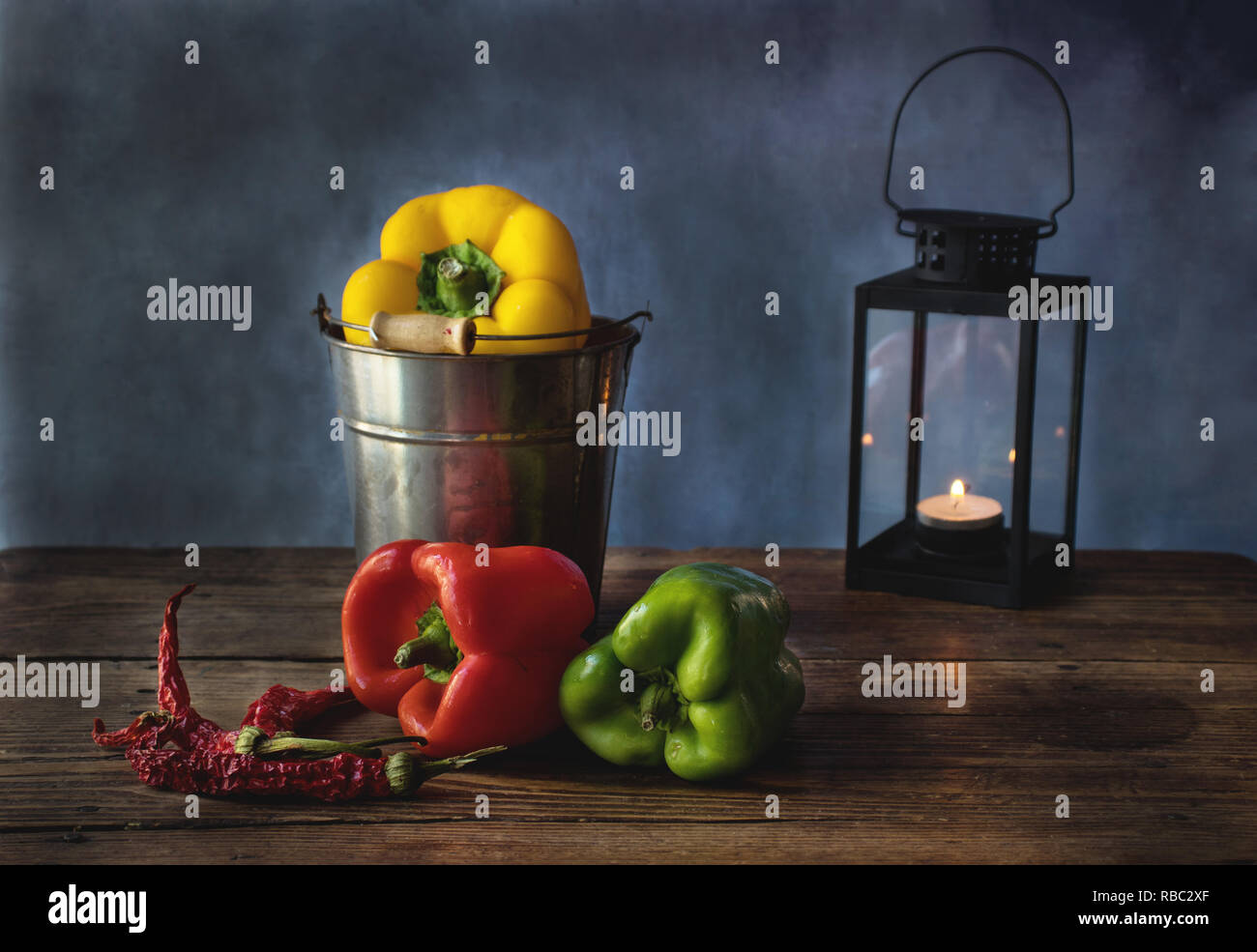 La vie toujours des aliments avec le rouge, le jaune et le poivron vert, sur un fond de bois, la cuisine espagnole Banque D'Images