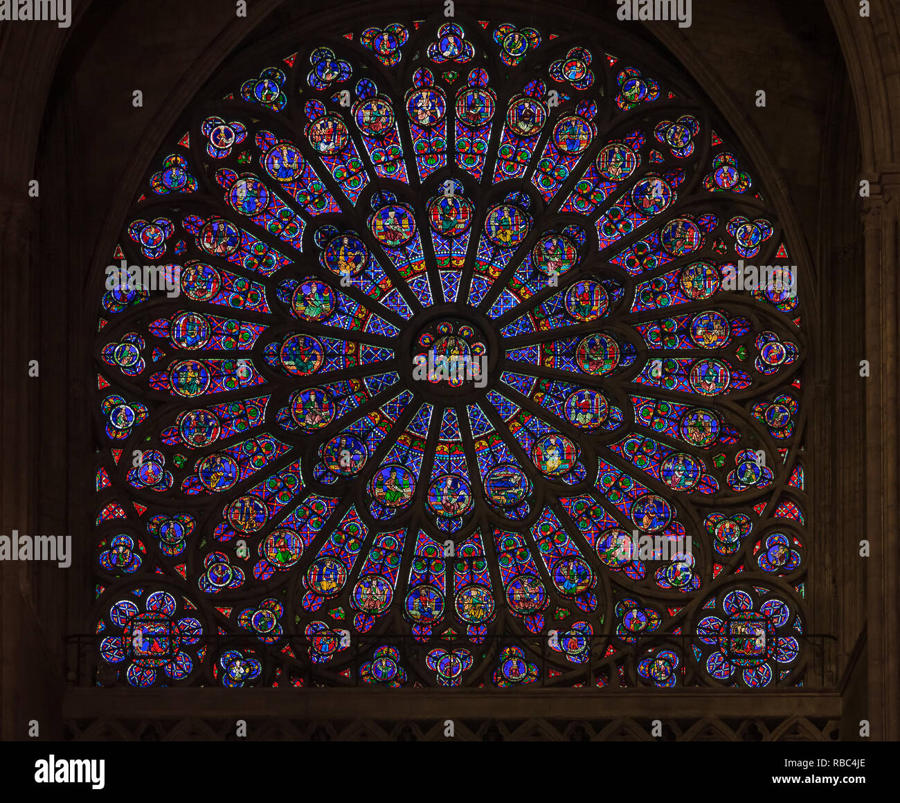 Paris, France - 25 octobre 2013 : Gros plan du vitrail de la rosace la plus ancienne dans la Cathédrale Notre Dame de Paris installé en 1225 Banque D'Images