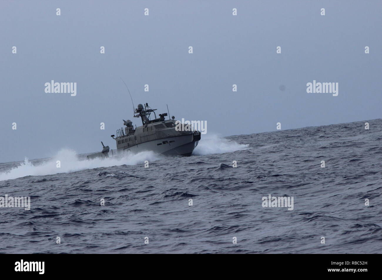 181228-N-ZO699-1043 Santa Rita, Guam (déc. 28, 2018) marins affectés à l'Escadron fluviales côtières 3 Détachement, Guam, effectuer un transit 500 milles nautiques à bord d'un bateau de patrouille Mark VI affectés à des rivières côtières Group (CRG) 1, le détachement de Guam. C'est la plus longue pour le transport en commun le Mark VI bateaux de patrouille ont faits dans le Pacifique. CRG 1 Détachement, Guam, est attribué au commandant, Force opérationnelle 75, la task force expéditionnaire principale responsable de la planification et l'exécution des opérations fluviales côtières, des explosifs et munitions, d'ingénierie et de construction, plongée sous-marine et construction i Banque D'Images