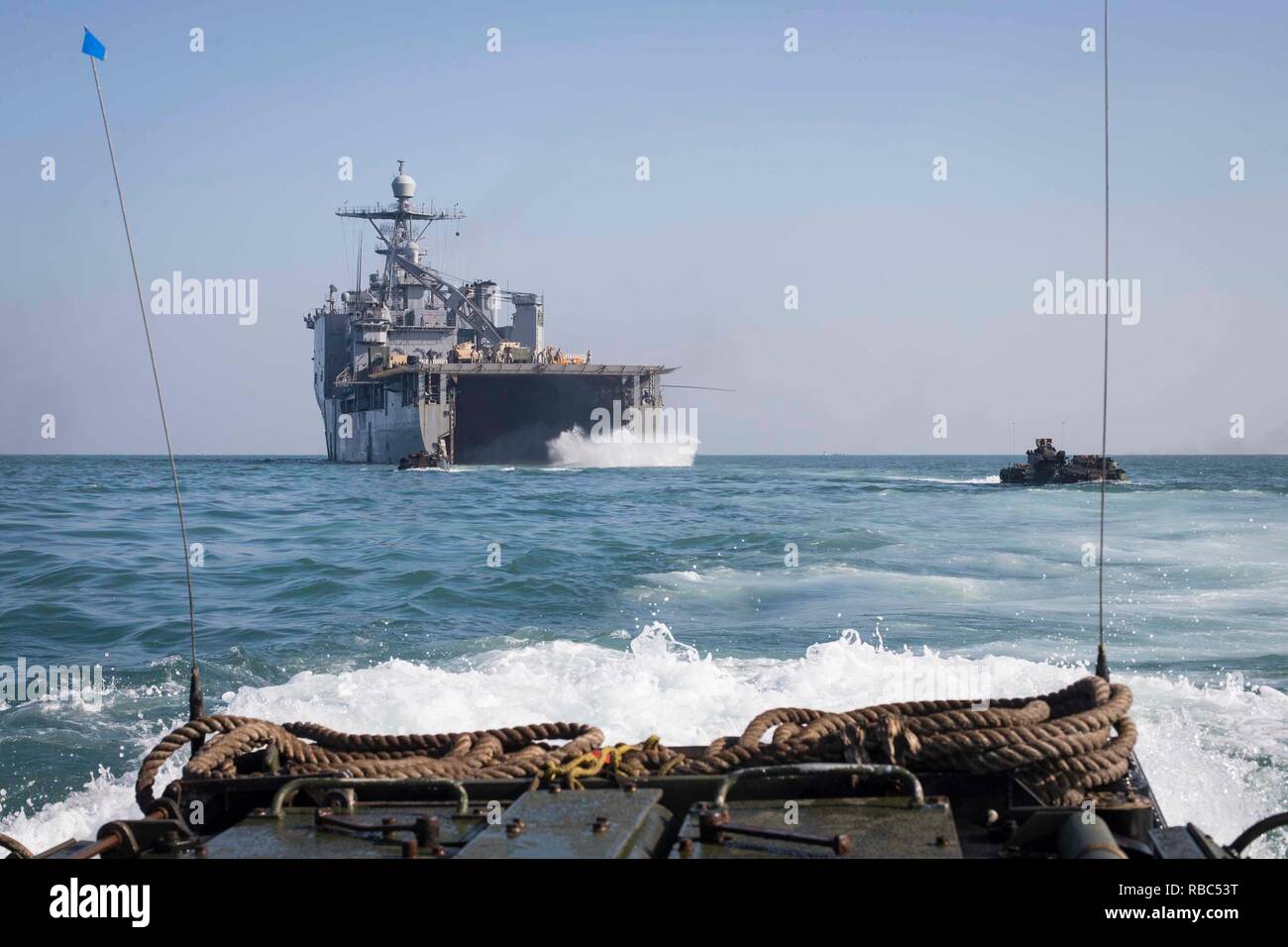 Golfe arabique - Marines des États-Unis avec la compagnie Kilo, bataillon de l'équipe d'atterrissage 3/1, 13e Marine Expeditionary Unit (MEU), s'écarter de la même plate-forme de la classe Whidbey Island landing ship dock USS Rushmore (LSD 47), le 29 novembre 2018. Le groupe amphibie d'Essex et la 13e MEU sont déployés dans le domaine de la 5e flotte américaine des opérations à l'appui des opérations navales pour assurer la stabilité et la sécurité maritime dans la région Centrale, reliant la Méditerranée et le Pacifique à travers l'ouest de l'Océan indien et trois points d'étranglement stratégiques. (U.S. Marine Corps photo par le Cpl. Danny Gonzalez/libérés) Banque D'Images