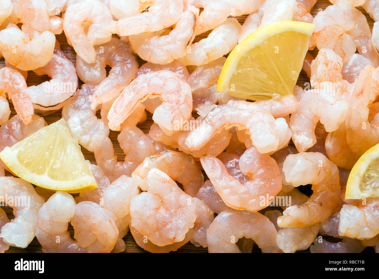 Crevettes aux épices et citron. Close up. Ensemble de la population. Banque D'Images