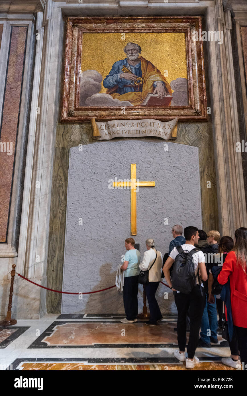Rome, Italie - 11 novembre 2018 : Les gens de toucher la Porte Sainte de la Cathédrale Saint-Pierre Banque D'Images