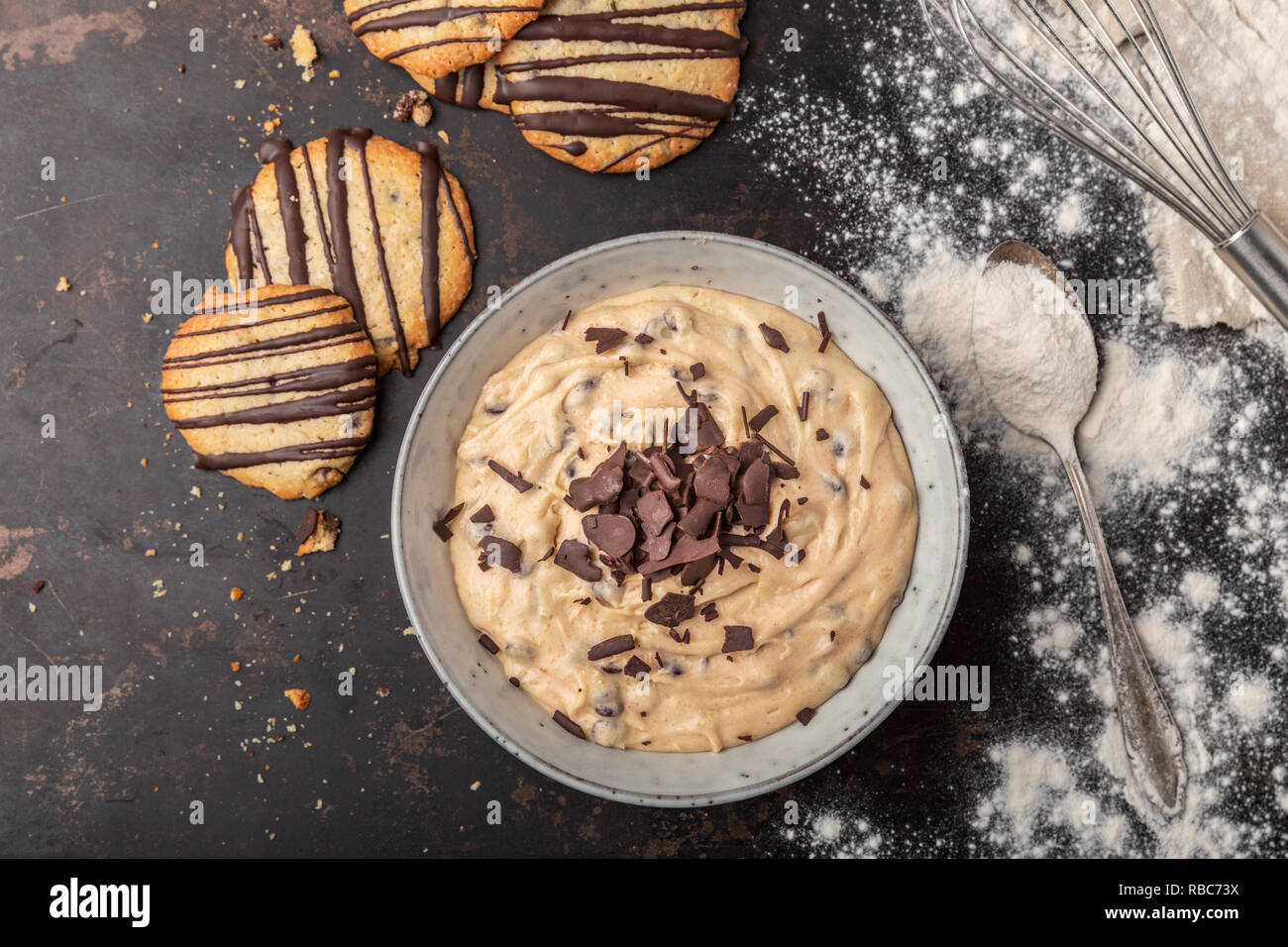 La pâte à biscuits au chocolat, biscuits, préparer la pâte à cuire, vue du dessus Banque D'Images