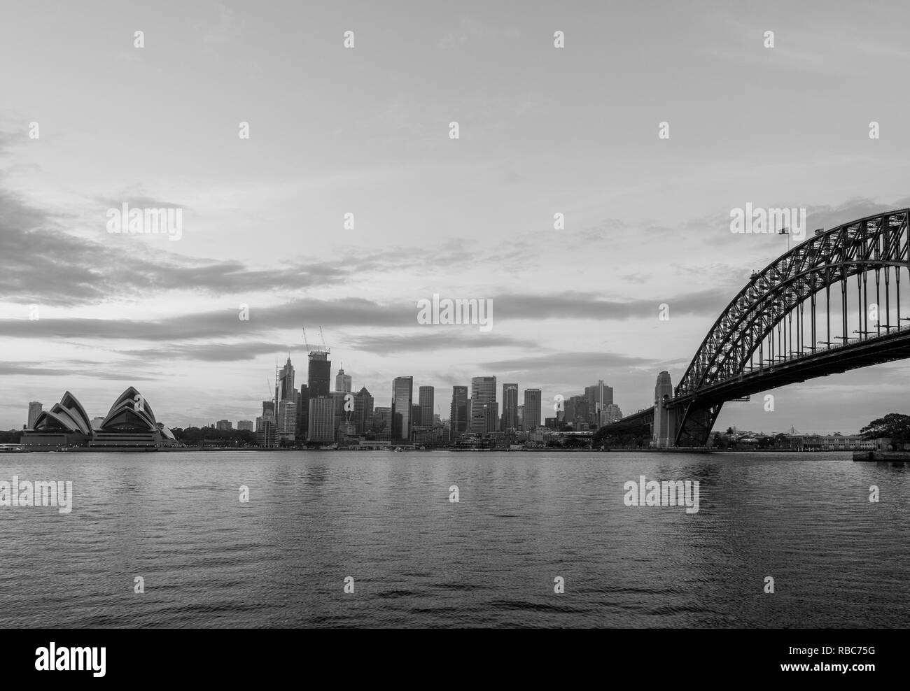 Le port de Sydney et de la ville à l'aube Banque D'Images