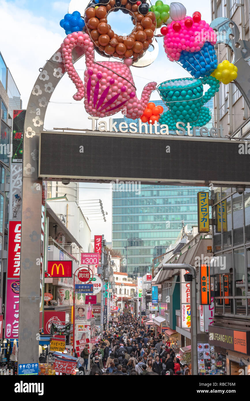 Harajuku Street view. Personnes, surtout des jeunes, à pied à travers Takeshita Street, célèbre rue commerçante bordée de boutiques de mode, cafés et resta Banque D'Images
