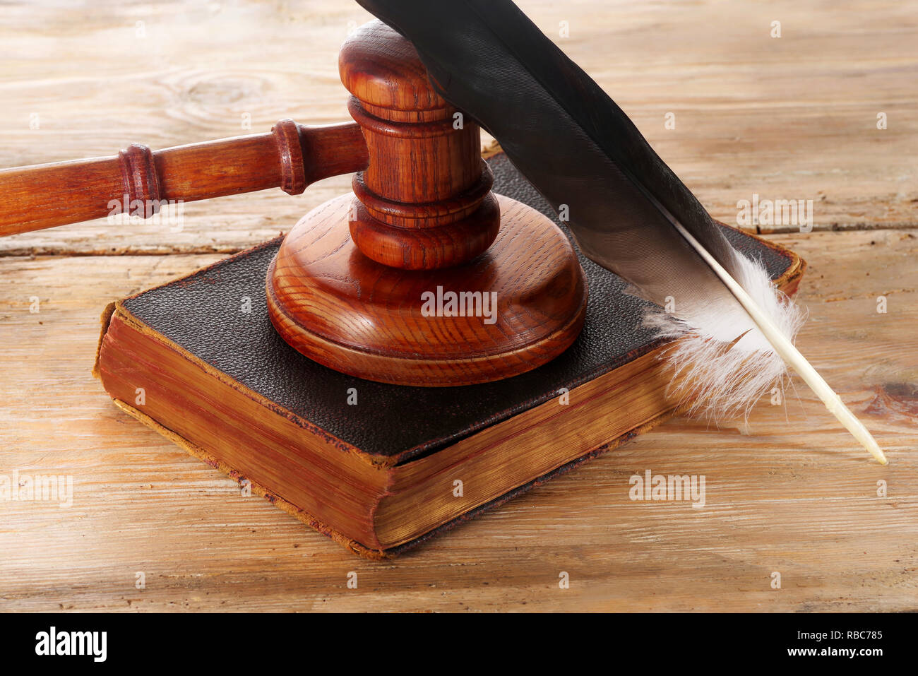 Marteau ou maillet de juge droit sur un bureau en bois Banque D'Images