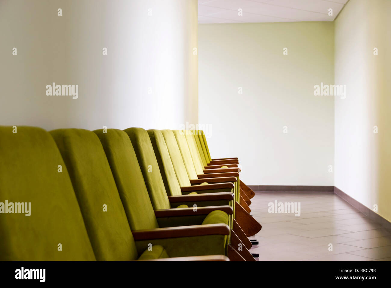 Rangée de sièges d'Auditorium chaises vert doux avec blocs placés le long du mur dans le couloir. L'événement politique ou d'affaires, séminaire, conférence, Pr Banque D'Images