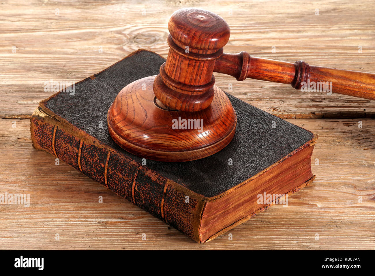 Marteau ou maillet de juge droit sur un bureau en bois Banque D'Images