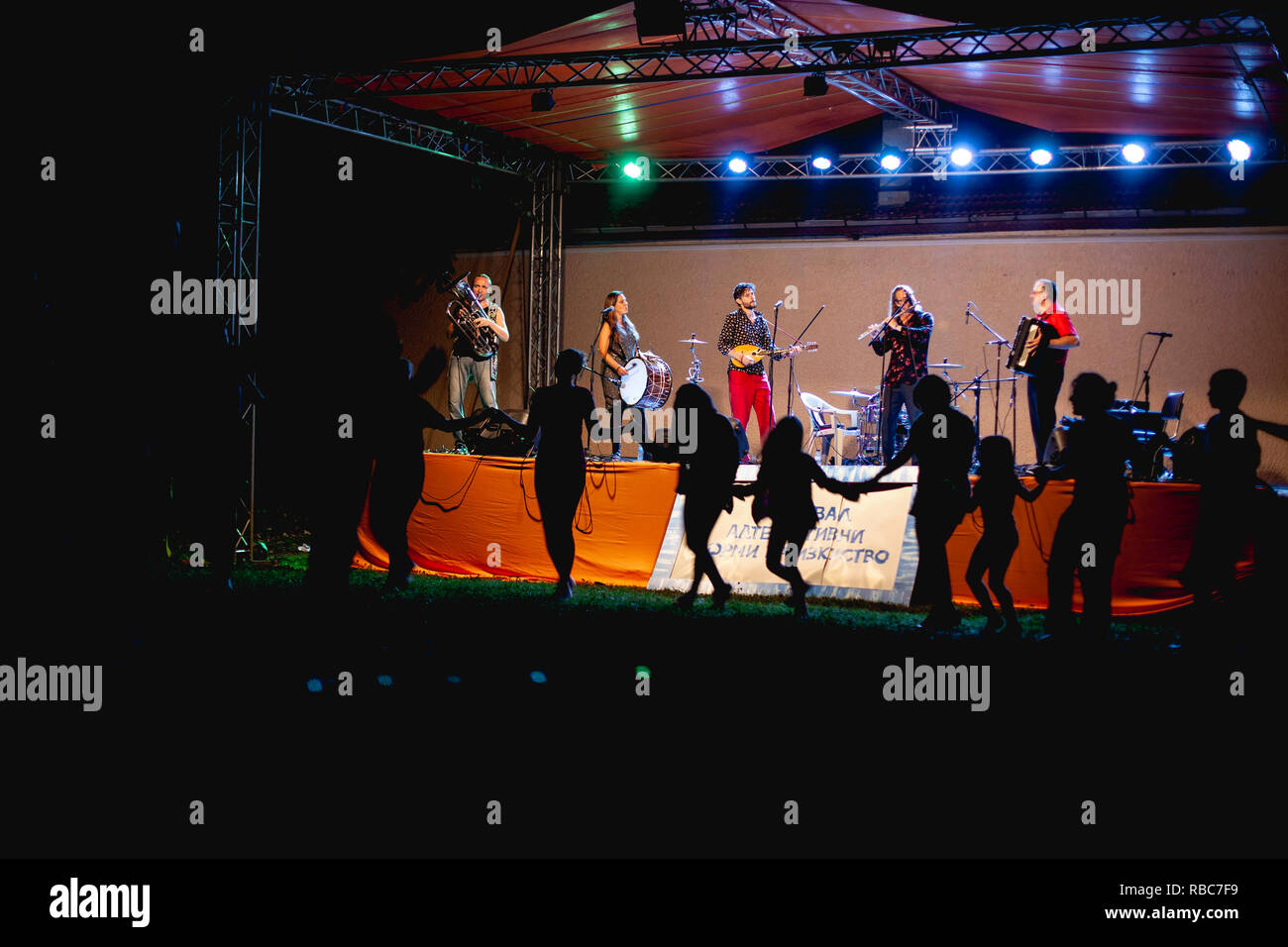 Sofia, Bulgarie, le 28 juillet 2018, scène en plein air. Musiciens et danseurs de divertir le public avec des spectacles de la soirée. Banque D'Images