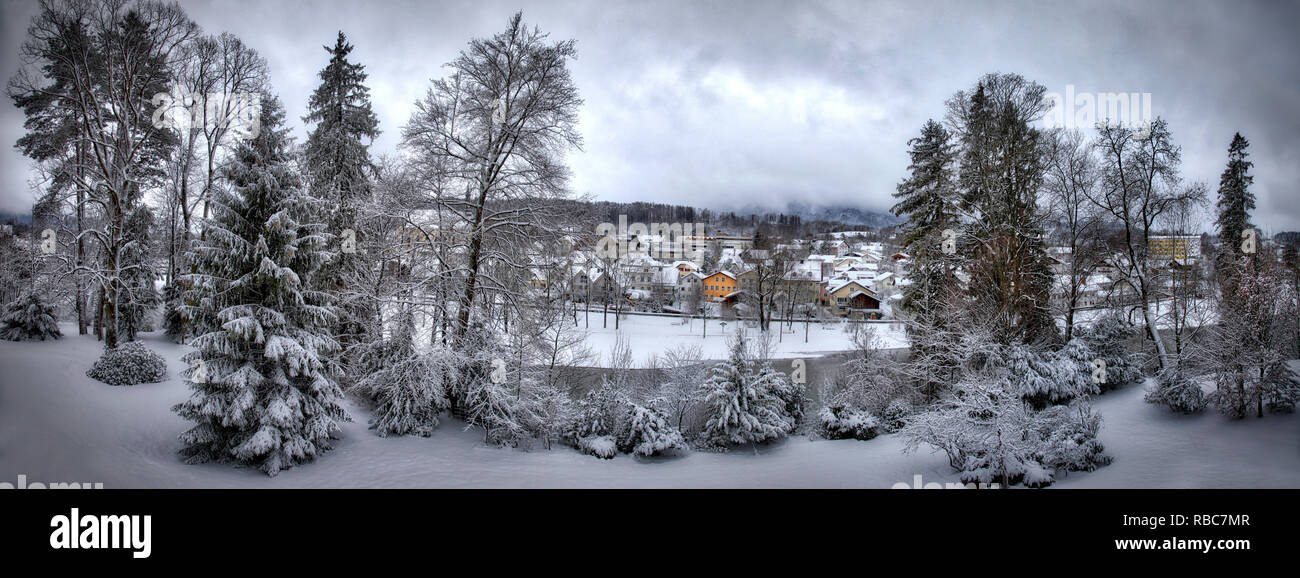 DE - La Bavière : l'hiver à Bad Tölz (Badeteil) vu d'un bout à l'Isar Banque D'Images