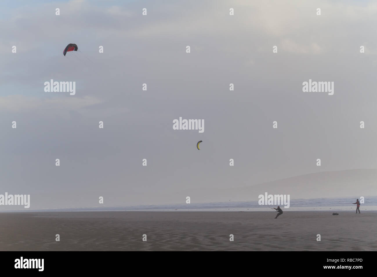 Parafoil Cerfs-volants sur la plage de Pembrey. Banque D'Images