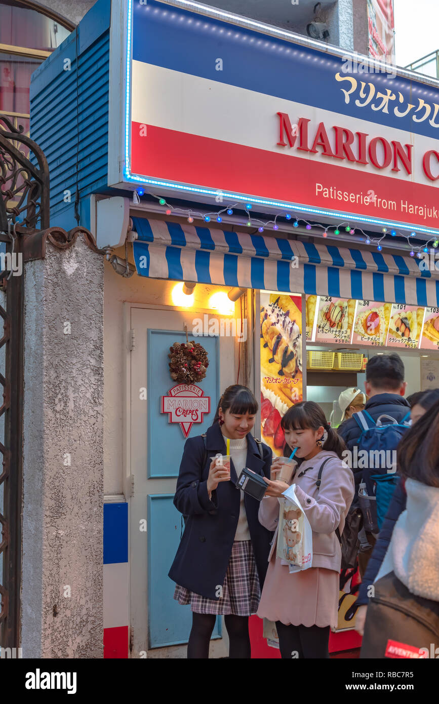 Harajuku Street view. Personnes, surtout des jeunes, à pied à travers Takeshita Street, célèbre rue commerçante bordée de boutiques de mode, cafés et resta Banque D'Images