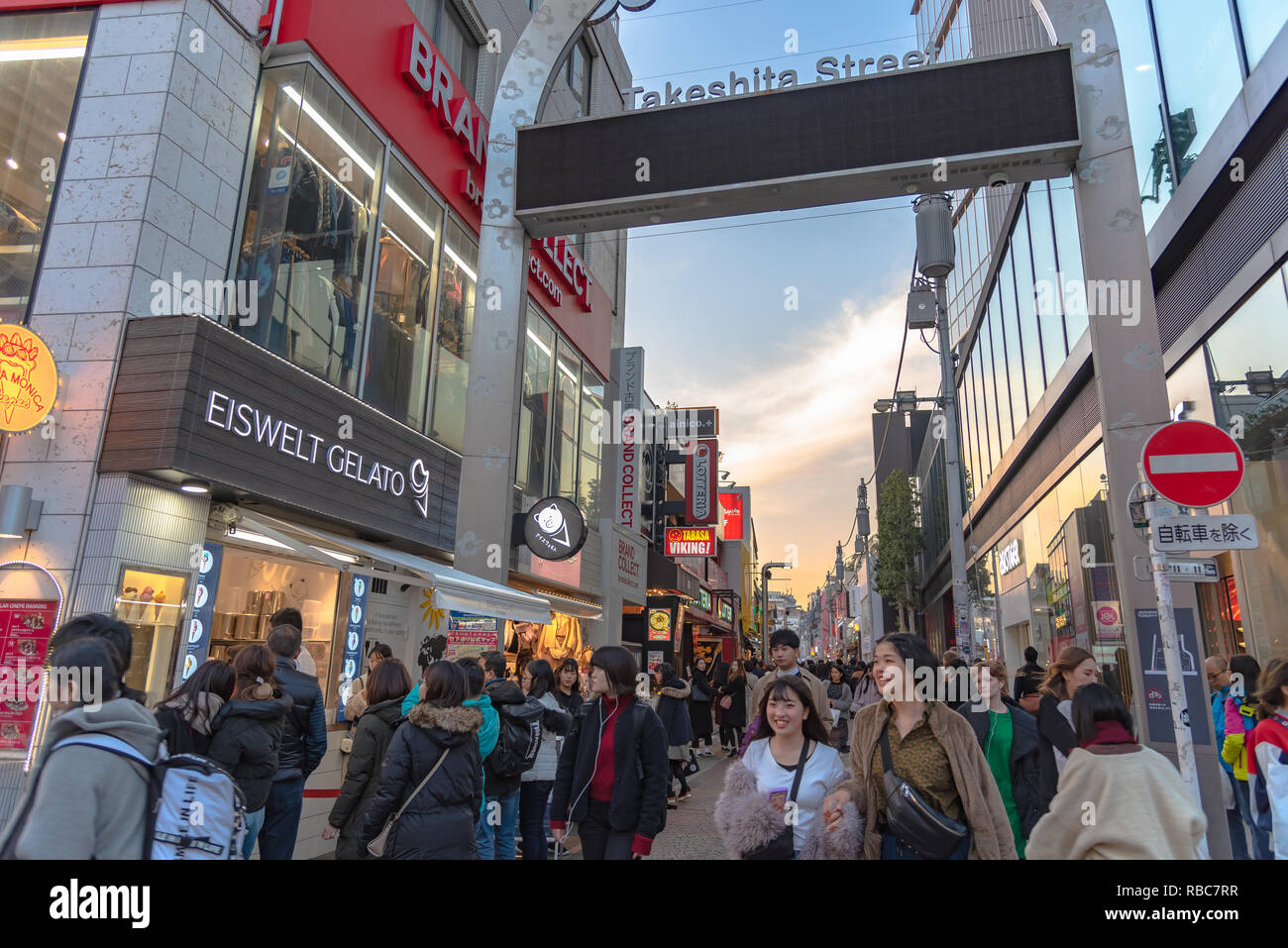Harajuku Street view. Personnes, surtout des jeunes, à pied à travers Takeshita Street, célèbre rue commerçante bordée de boutiques de mode, cafés et resta Banque D'Images