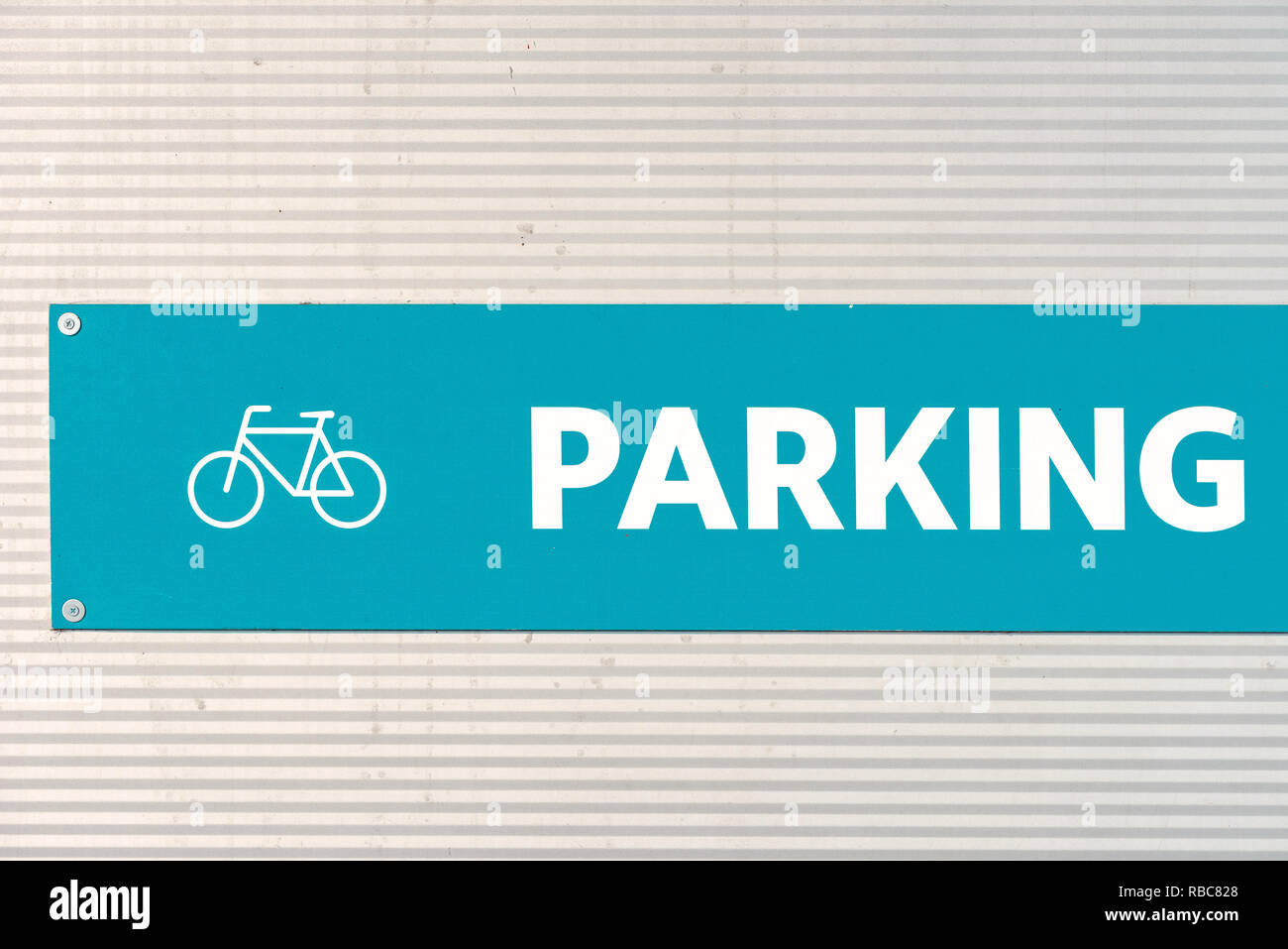 Location parking sign sur le mur Banque D'Images