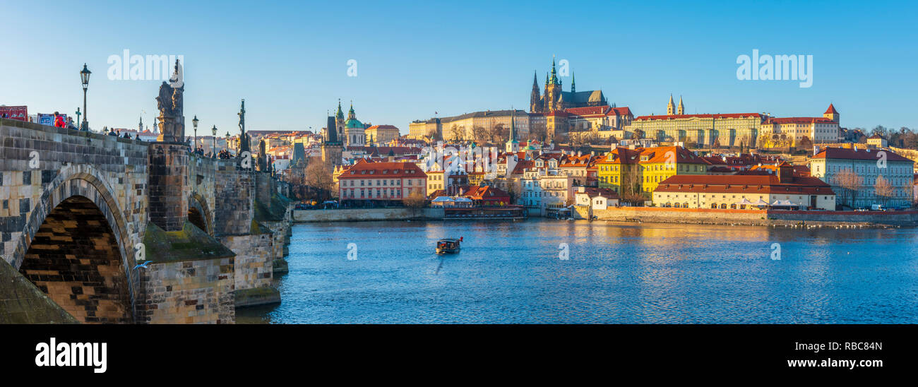 République tchèque, Prague, Mala Strana et le château de Prague, le Pont Charles à travers River Rivière Vltava Banque D'Images
