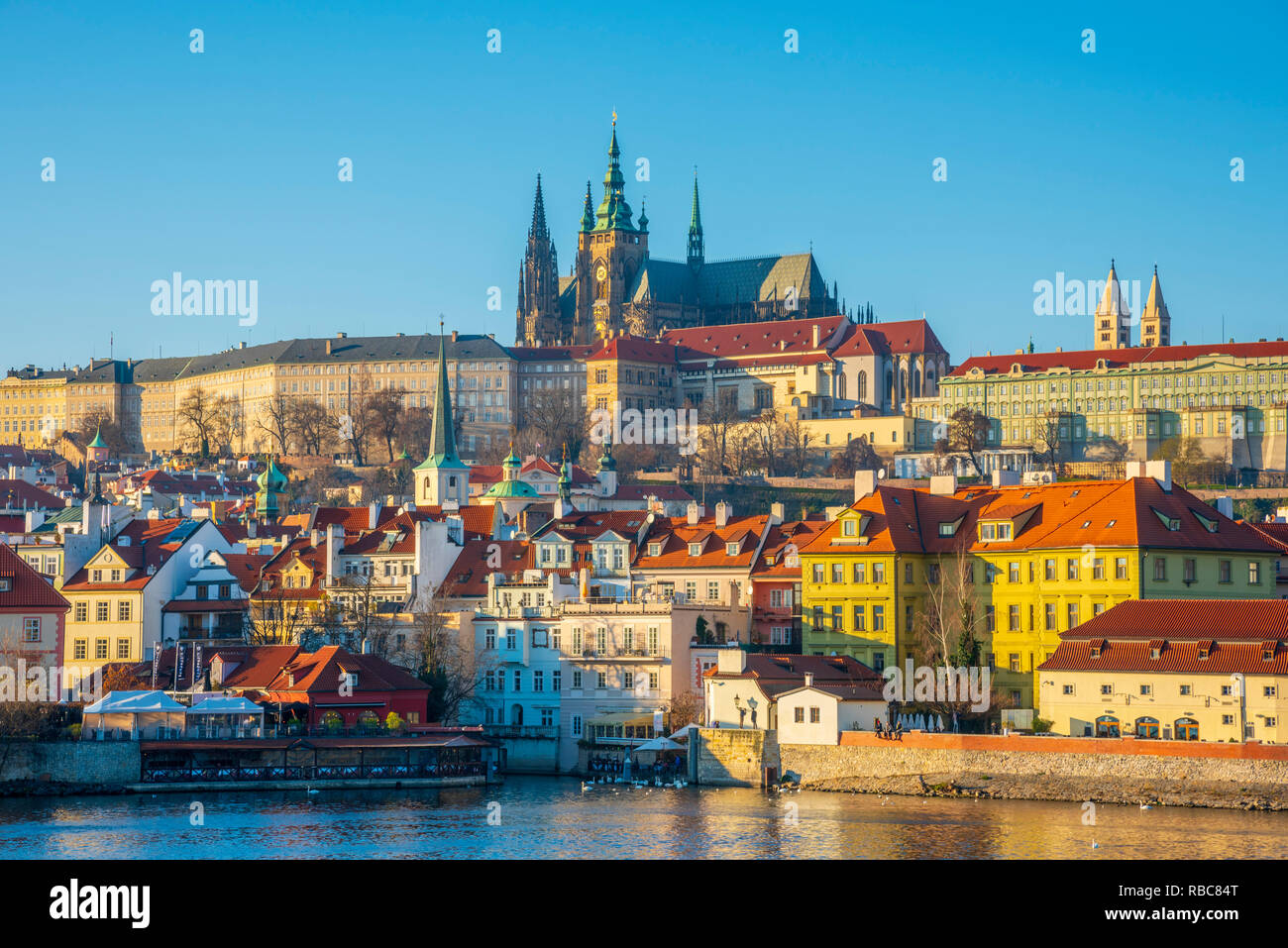 République tchèque, Prague, Mala Strana et le château de Prague à travers River Rivière Vltava Banque D'Images