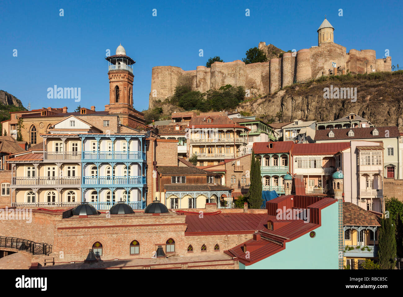 La Géorgie, Tbilissi, Vieille Ville, Quartier musulman, mosquée de Tbilissi et la forteresse de Narikala Banque D'Images