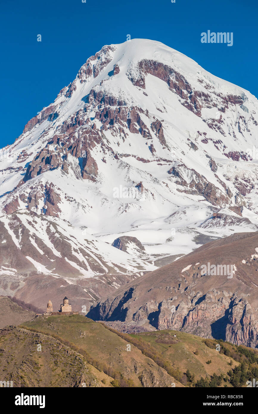 La Géorgie, route militaire géorgienne, Kazbegi-Stepantsminda Tsminda-Sameba, Église et Mt. Kazbek Banque D'Images