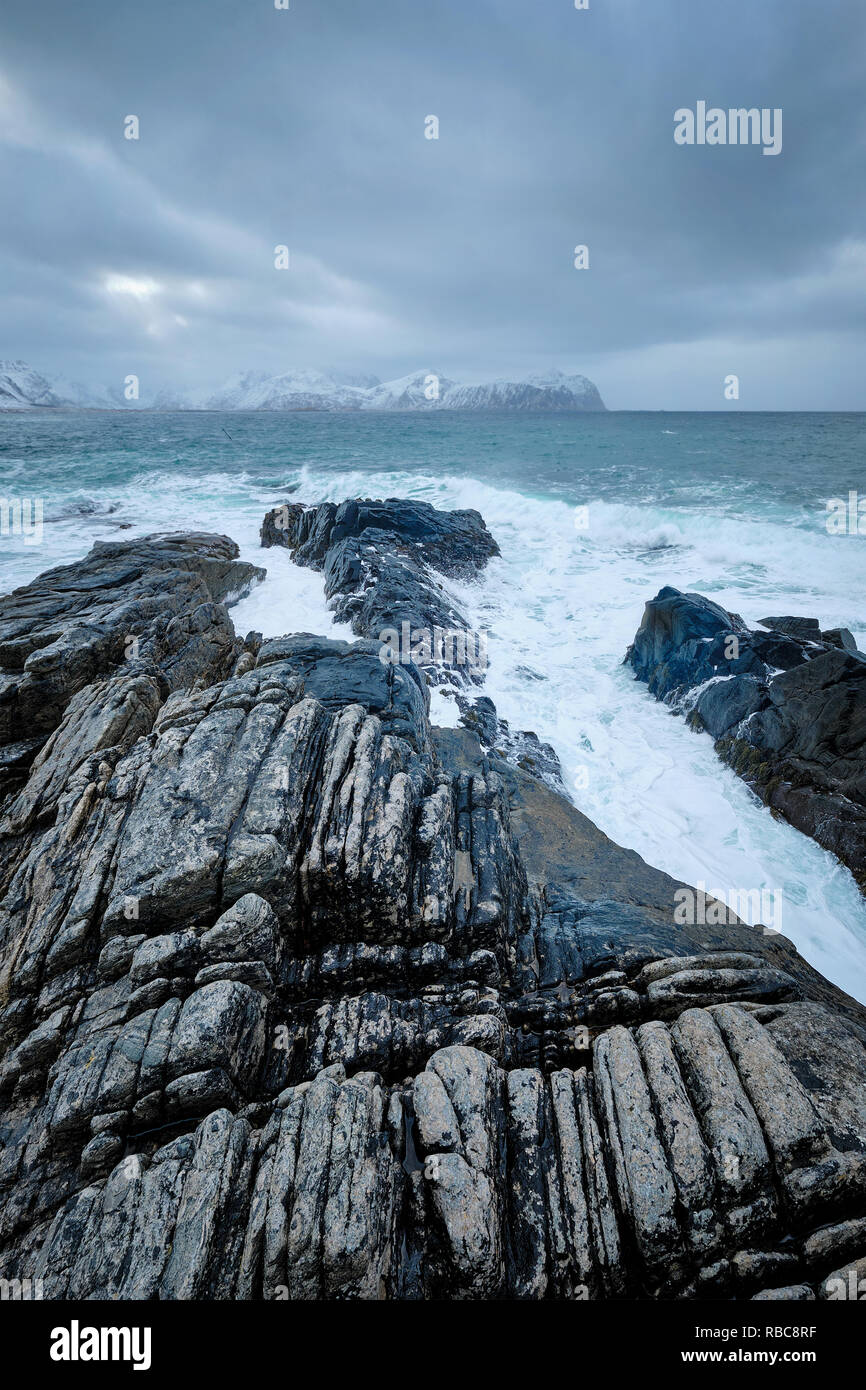 Mer de Norvège vagues sur côte rocheuse de îles Lofoten, Norvège Banque D'Images