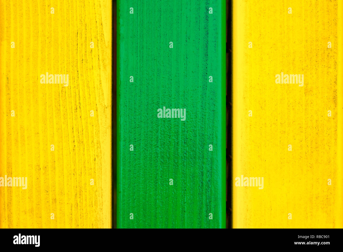 Multi colored planches en bois peint avec des couleurs vives Banque D'Images