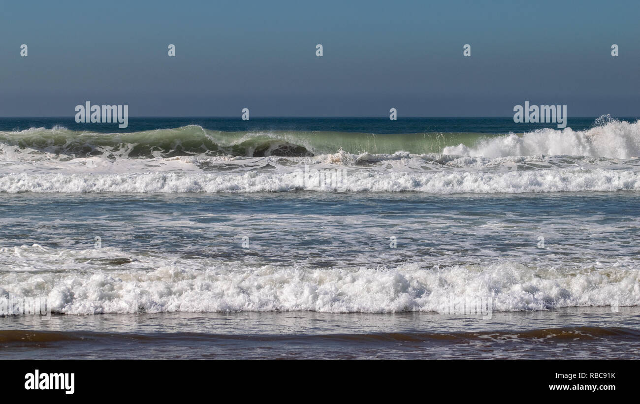 Océan Atlantique Vagues Se Brisant Sur La Plage De Sable à