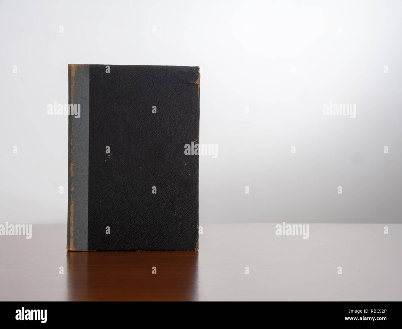 Fake fermé black book - fort, compartiment secret. Vieux et usé, vintage point. Banque D'Images