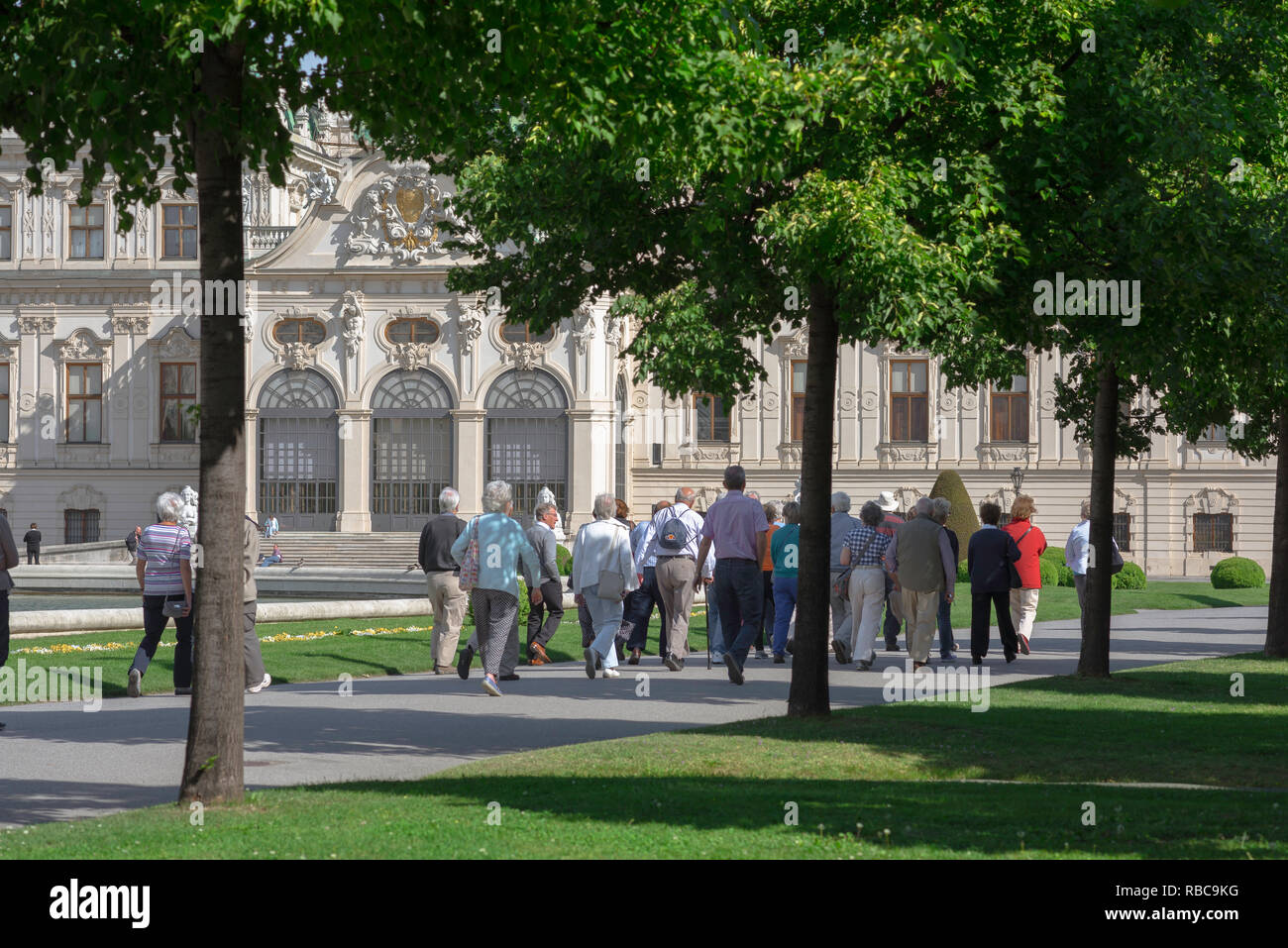 Groupe d''été, les visiteurs de la Schloss Palais du Belvédère à Vienne visiter ses fameux jardins paysagers, Wien, Autriche. Banque D'Images