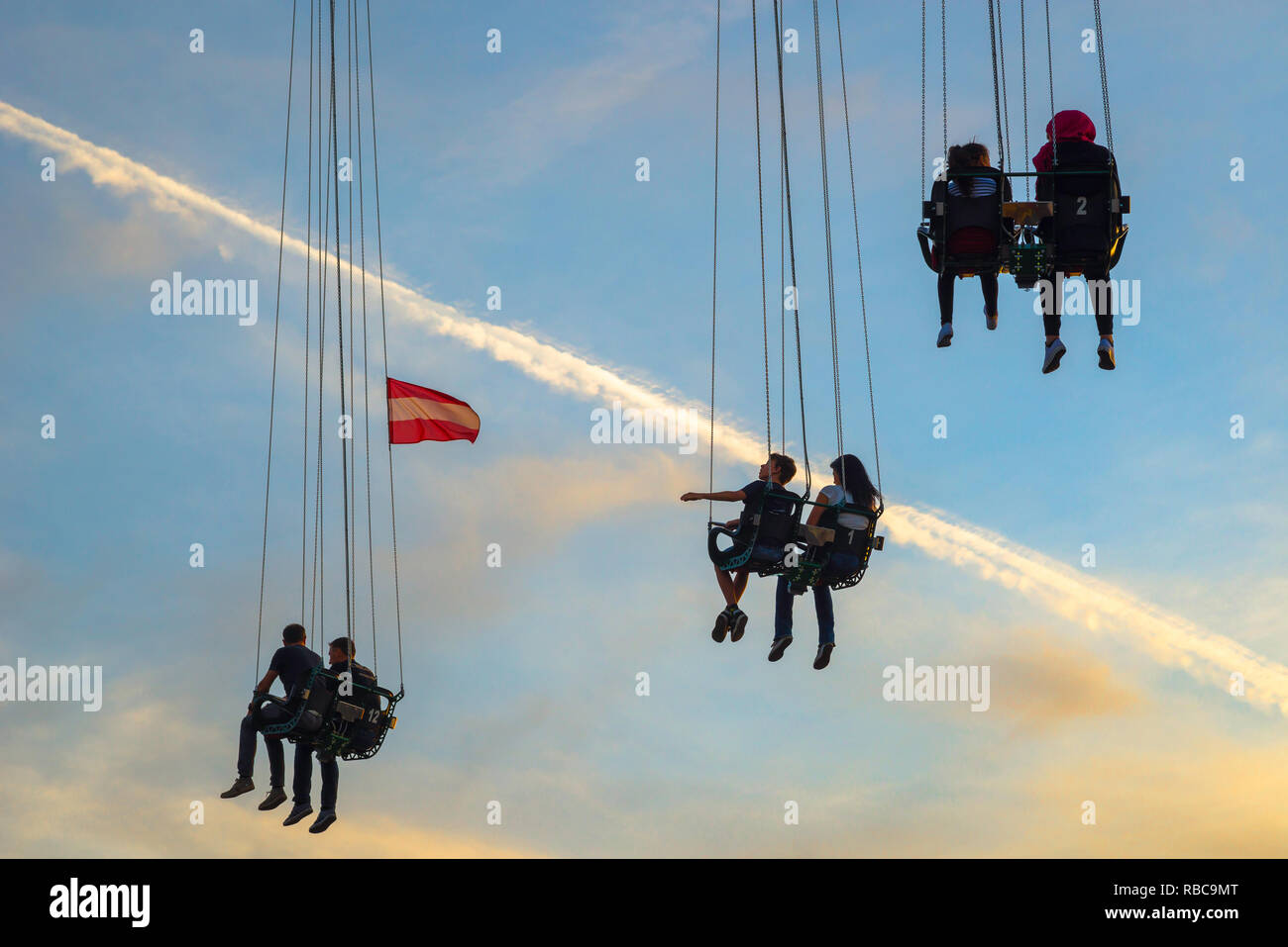 Les gens bloqués en attente, des couples suspendue en l'air sur le Prater de Vienne Turm en parc d'attractions Prater attendre impatiemment pour la balade pour commencer. Banque D'Images