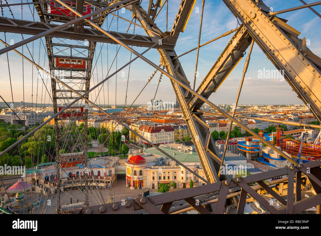 Prater Vienne, vue sur le parc d'attractions Prater à partir d'un compartiment dans la célèbre grande roue Riesenrad à Vienne, Autriche. Banque D'Images