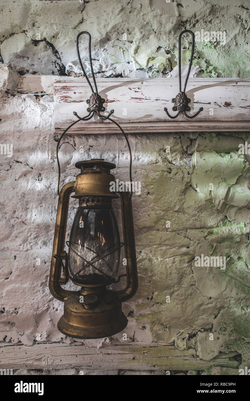 Ancienne lampe lanterne vintage peint sur le mur de pierre. Lanterne  accroché sur le crochet Photo Stock - Alamy