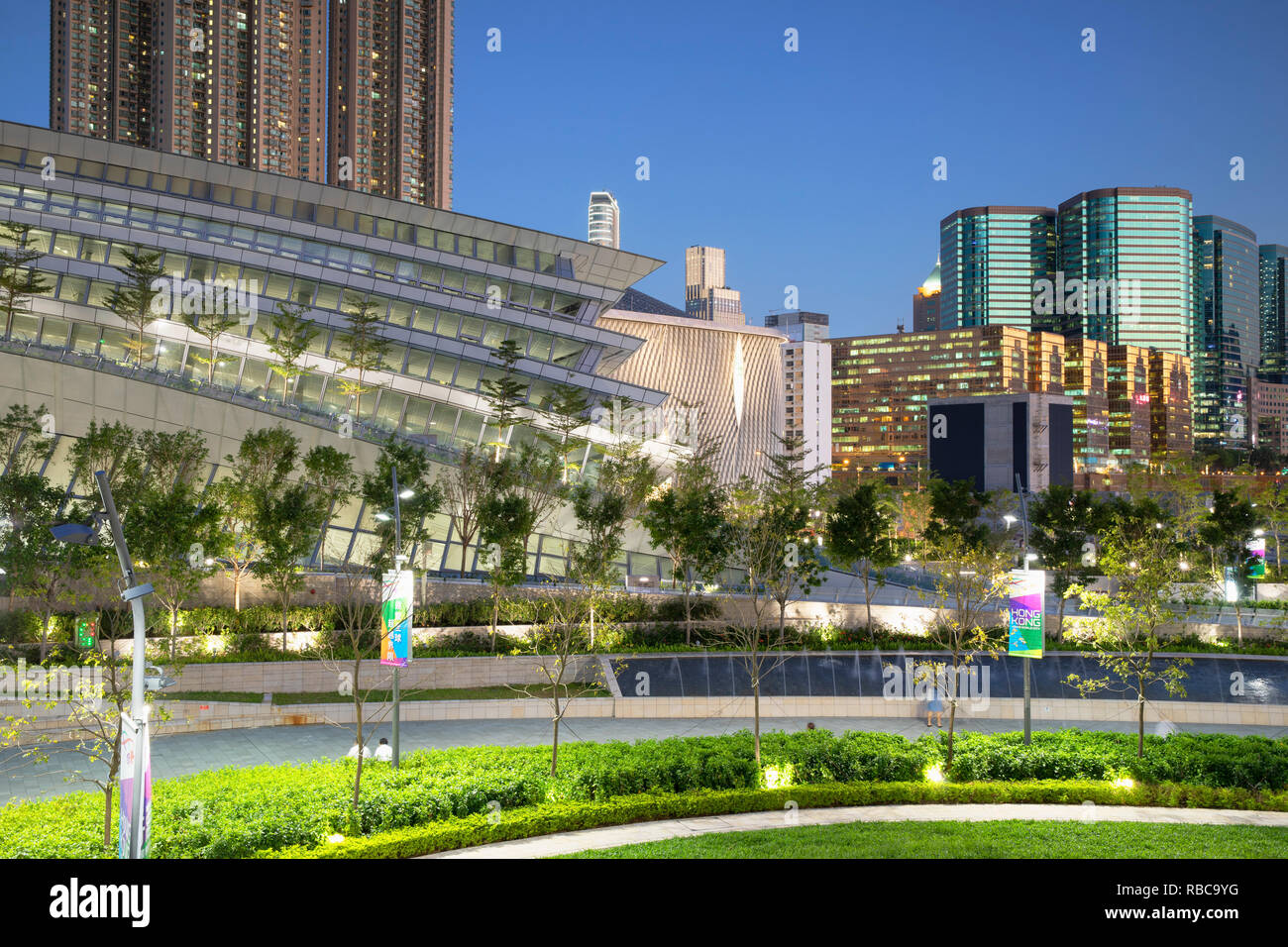 La grande vitesse ferroviaire West Kowloon et la plaza au crépuscule, Kowloon, Hong Kong Banque D'Images