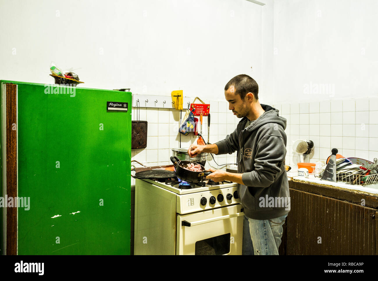 La cuisine de l'homme dans une auberge de cuisine. Merida, Mexique, Venezuela. Banque D'Images