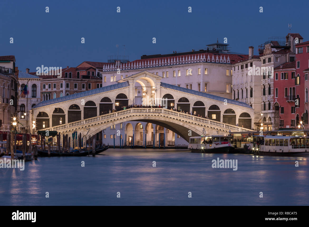 Pont du Rialto et le Grand Canal de nuit à Venise, Italie. Banque D'Images