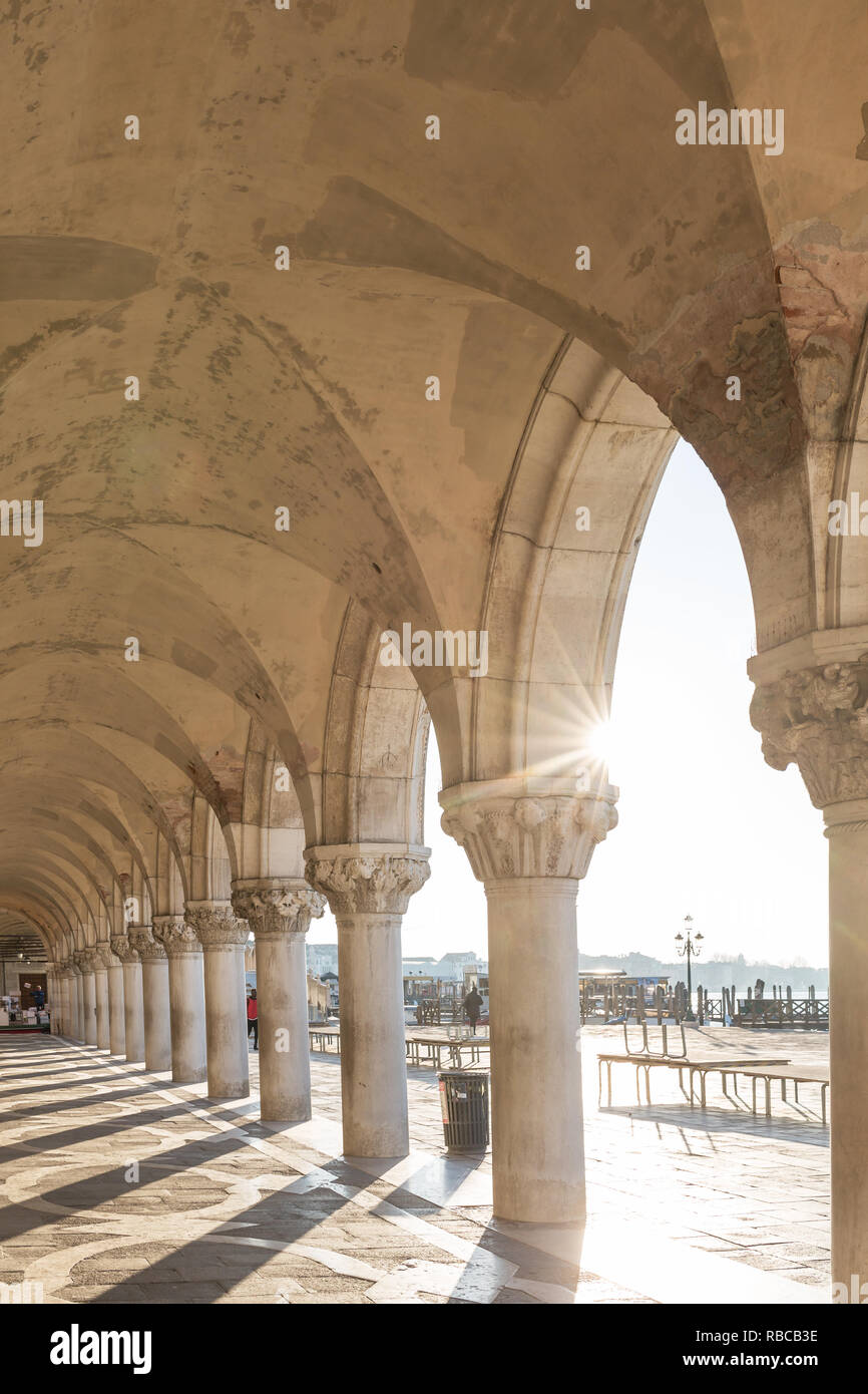 Vue à travers la voûte sous le Doge's Palace de la Place San Marco, Venise, Italie Banque D'Images